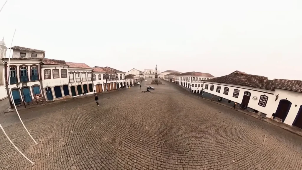 Viagem no Tempo pelas Cidades Históricas de Minas: Ouro Preto, Congonhas, Mariana e Sabará 1 Praça Tiradentes com neblina e estátua de Tiradentes