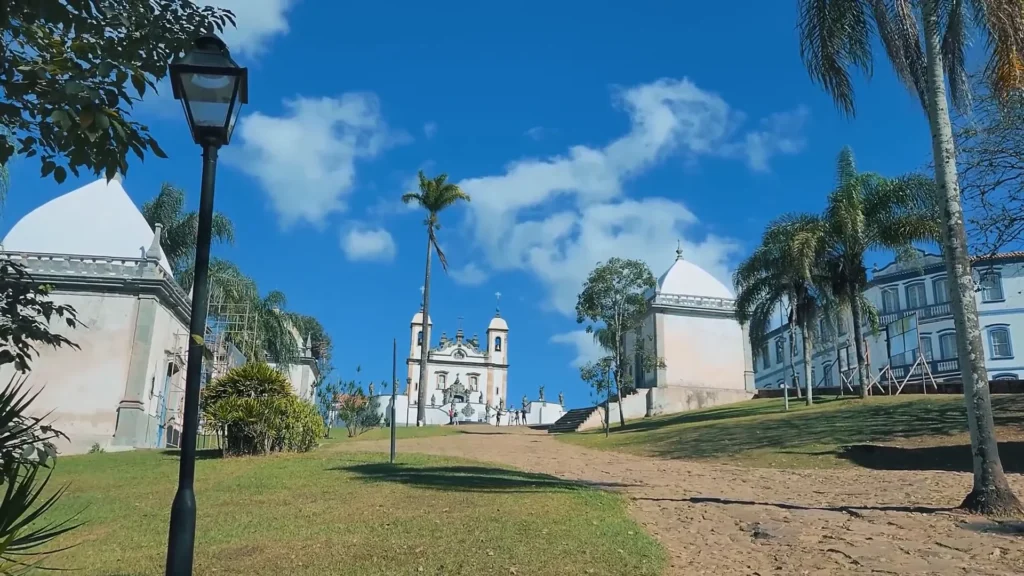 Viagem no Tempo pelas Cidades Históricas de Minas: Ouro Preto, Congonhas, Mariana e Sabará 8 Capela dos Passos da Paixão com esculturas em cedro