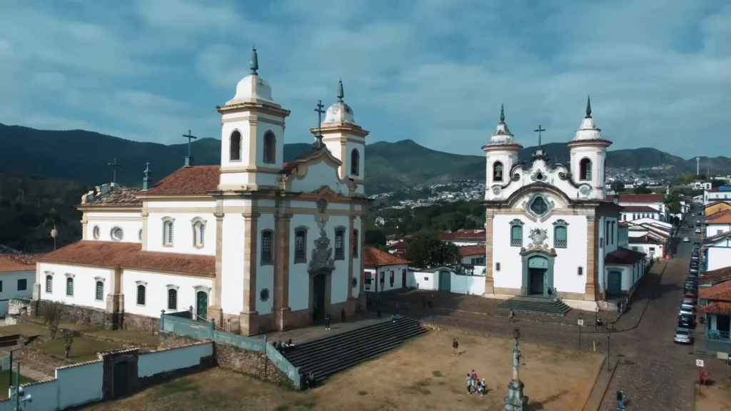 Viagem no Tempo pelas Cidades Históricas de Minas: Ouro Preto, Congonhas, Mariana e Sabará 10 Praça central de Mariana com igrejas barrocas