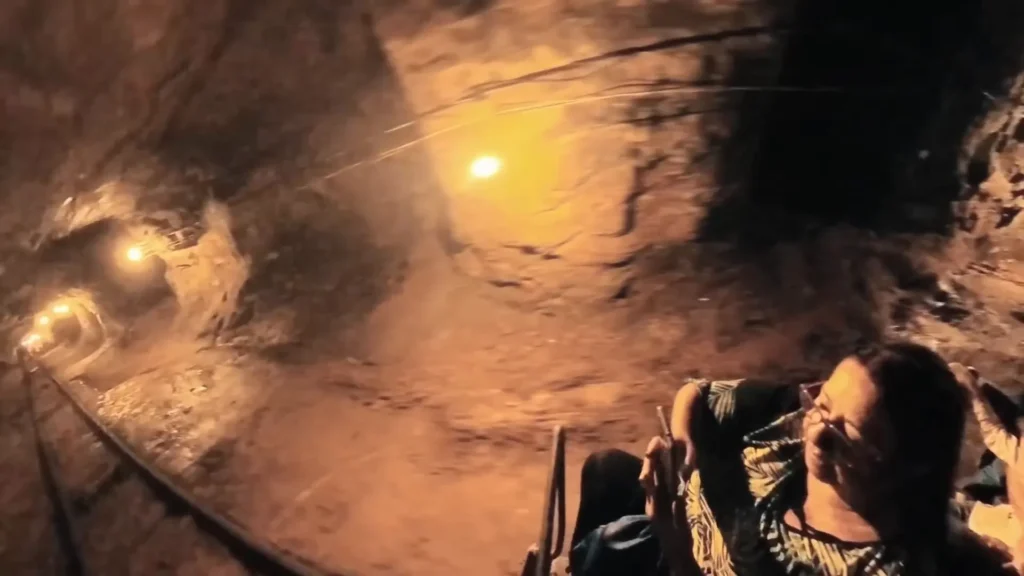 Viagem no Tempo pelas Cidades Históricas de Minas: Ouro Preto, Congonhas, Mariana e Sabará 12 Entrada para a Mina da Passagem com trilhos e carrinho de minerador