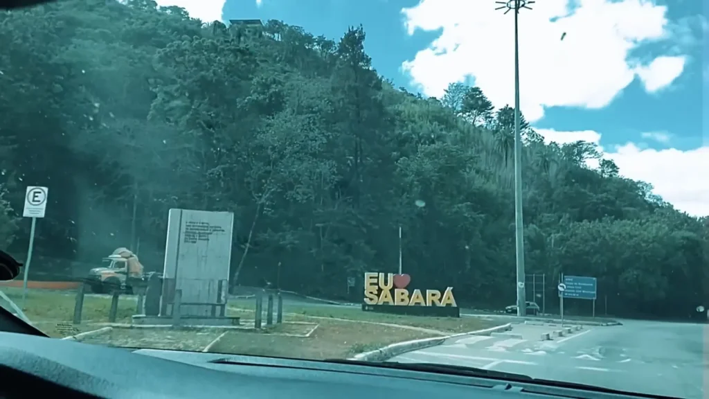 Viagem no Tempo pelas Cidades Históricas de Minas: Ouro Preto, Congonhas, Mariana e Sabará 13 Placas em entrada do centro histórico de Sabará