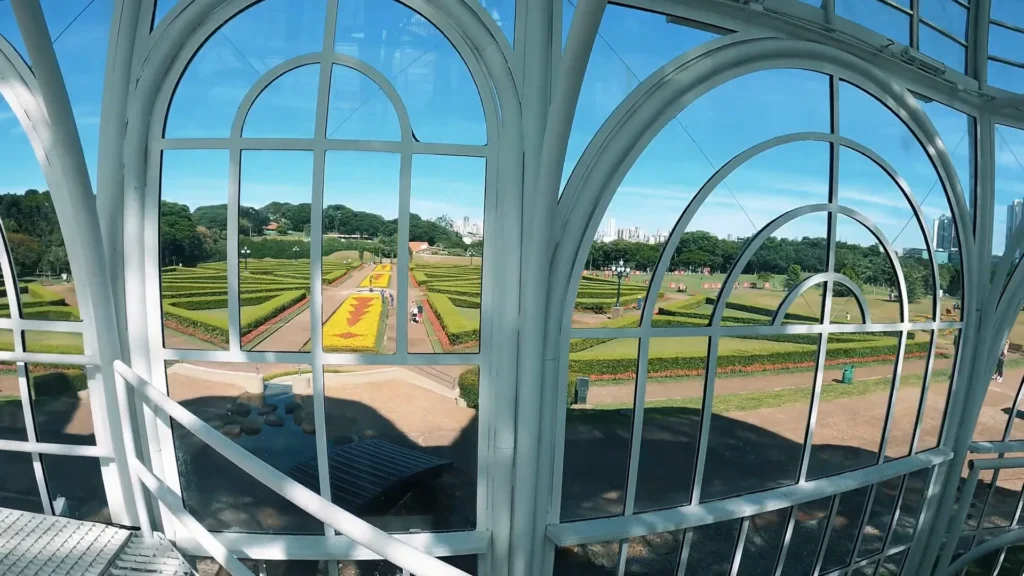 Interior da estufa do Jardim Botânico com bromélias O que fazer em Curitiba