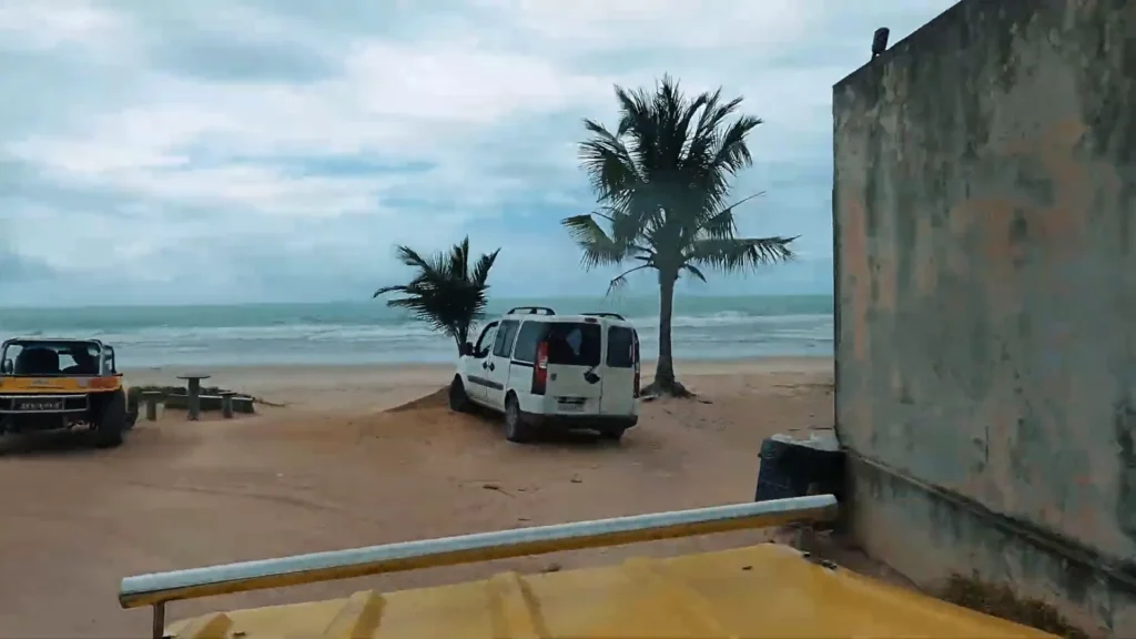 Início do passeio de buggy em Porto de Galinhas, com vista para hotel e coqueiros