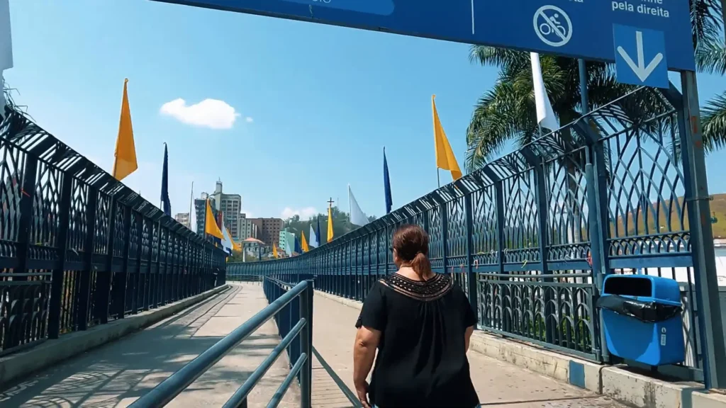 Devotos caminhando pela Passarela da Fé