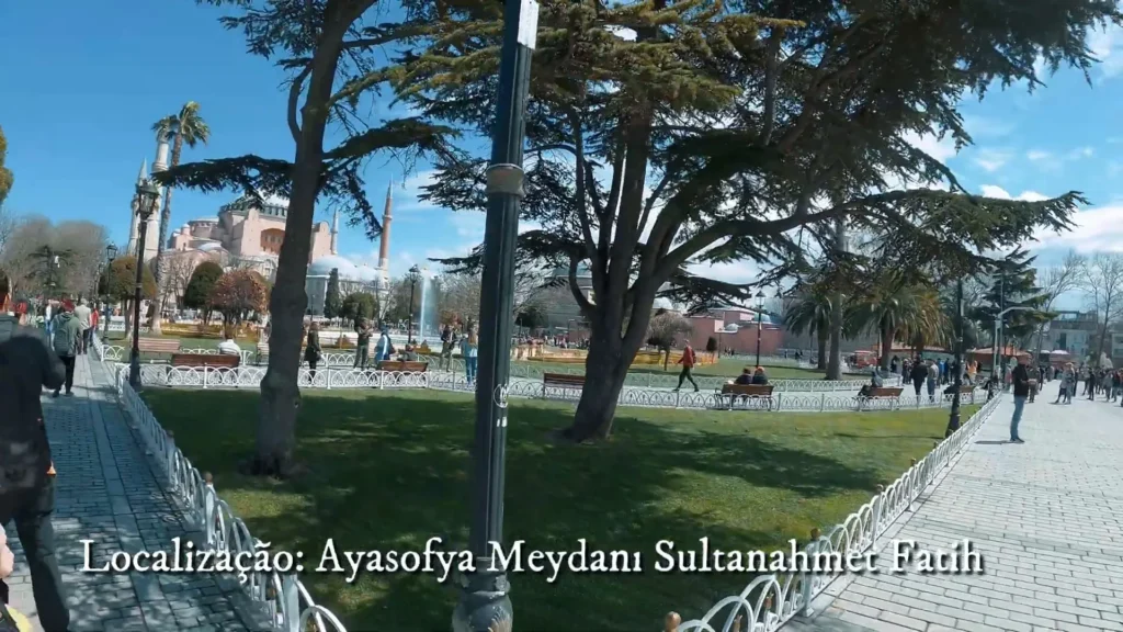 Mesquita Azul e Hagia Sophia: Um Duelo de Monumentos no Coração de Istambul 2 Placa de entrada anunciando Hagia Sophia e Mesquita Azul vista de longe