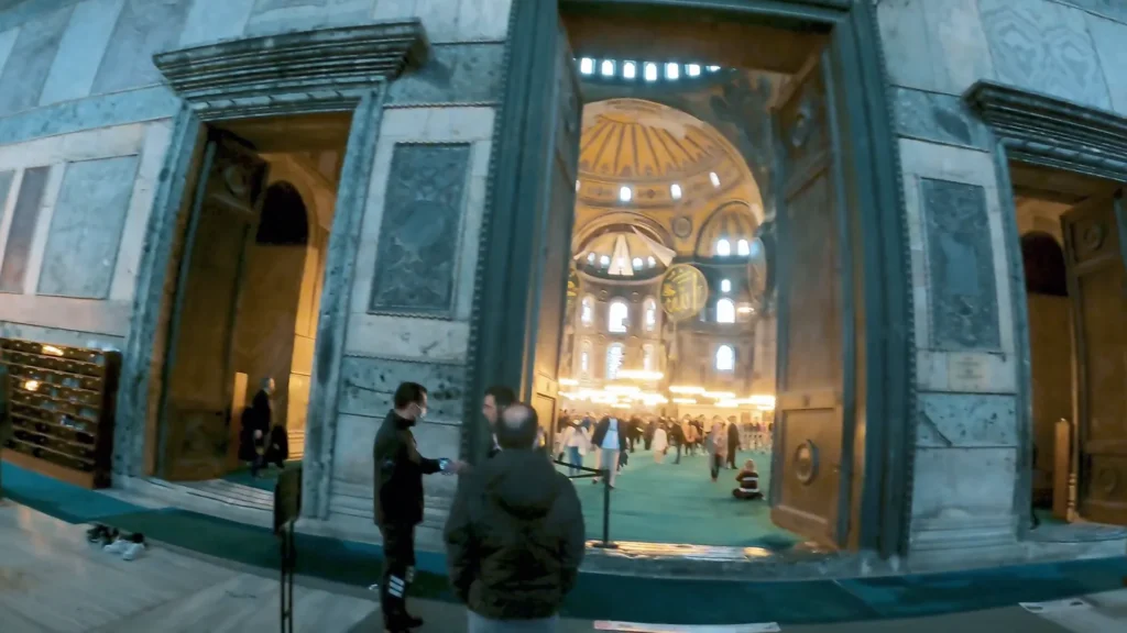 Mesquita Azul e Hagia Sophia: Um Duelo de Monumentos no Coração de Istambul 3 Entrada monumental da Hagia Sophia