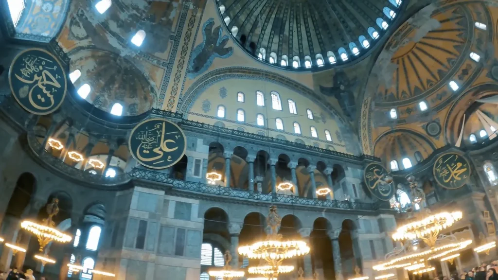 Mesquita Azul e Hagia Sophia: Um Duelo de Monumentos no Coração de Istambul 4 Cúpula iluminada da Hagia Sophia mostrando a sensação de flutuar