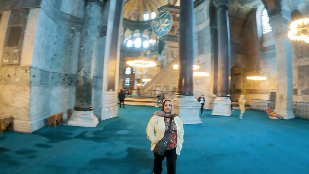 Mesquita Azul e Hagia Sophia: Um Duelo de Monumentos no Coração de Istambul 5 Mosaicos de ouro representando a Virgem Maria no interior da Hagia Sophia