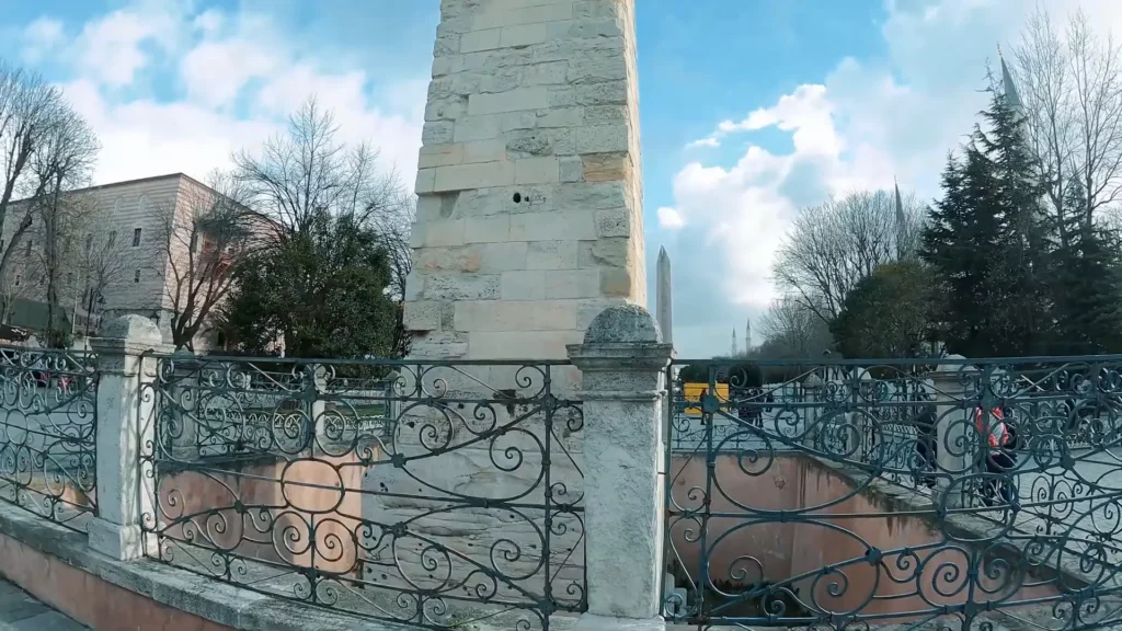Mesquita Azul e Hagia Sophia: Um Duelo de Monumentos no Coração de Istambul 6 Vista geral do Hipódromo com o Obelisco de Teodósio ao fundo