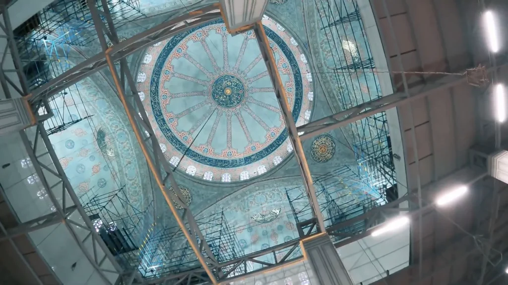 Mesquita Azul e Hagia Sophia: Um Duelo de Monumentos no Coração de Istambul 10 Interior da Mesquita Azul mostrando fileiras de azulejos azuis
