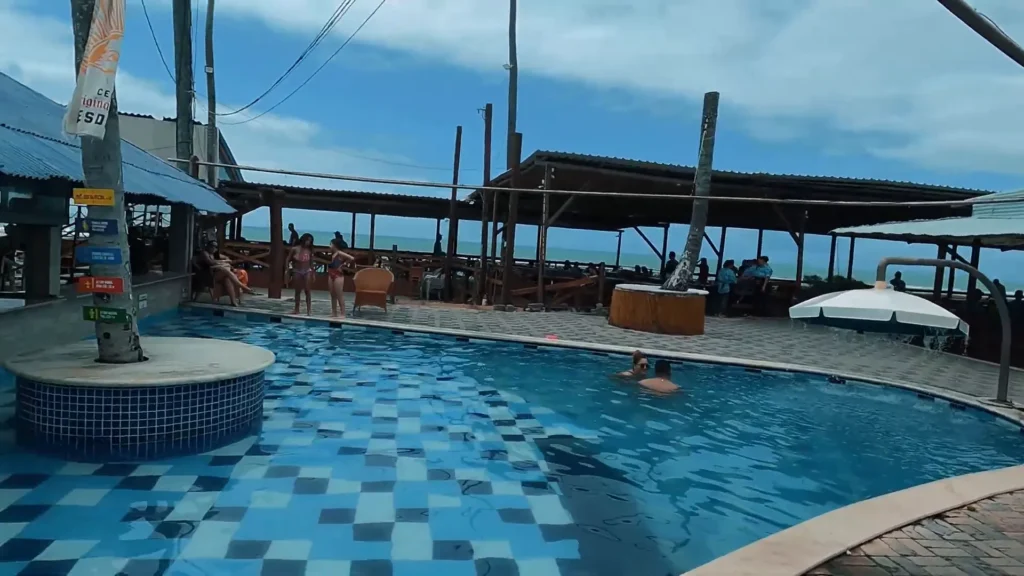 Praia do Cupe, onde há uma estrutura de beach club que oferece piscina, toaletes, serviço de bar e espaço confortável para relaxar. 