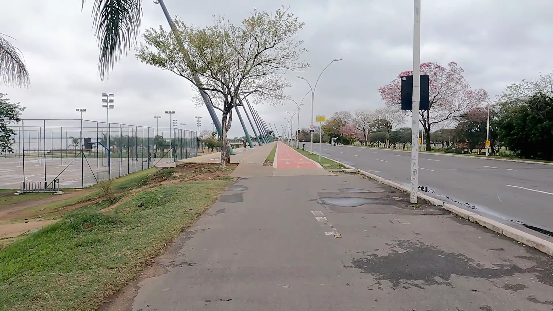 O que fazer em Porto Alegre em 2 dias: roteiro prático dos Nômades da Estrada 10 Pôr do sol e estrutura do Aterro do Guaíba
