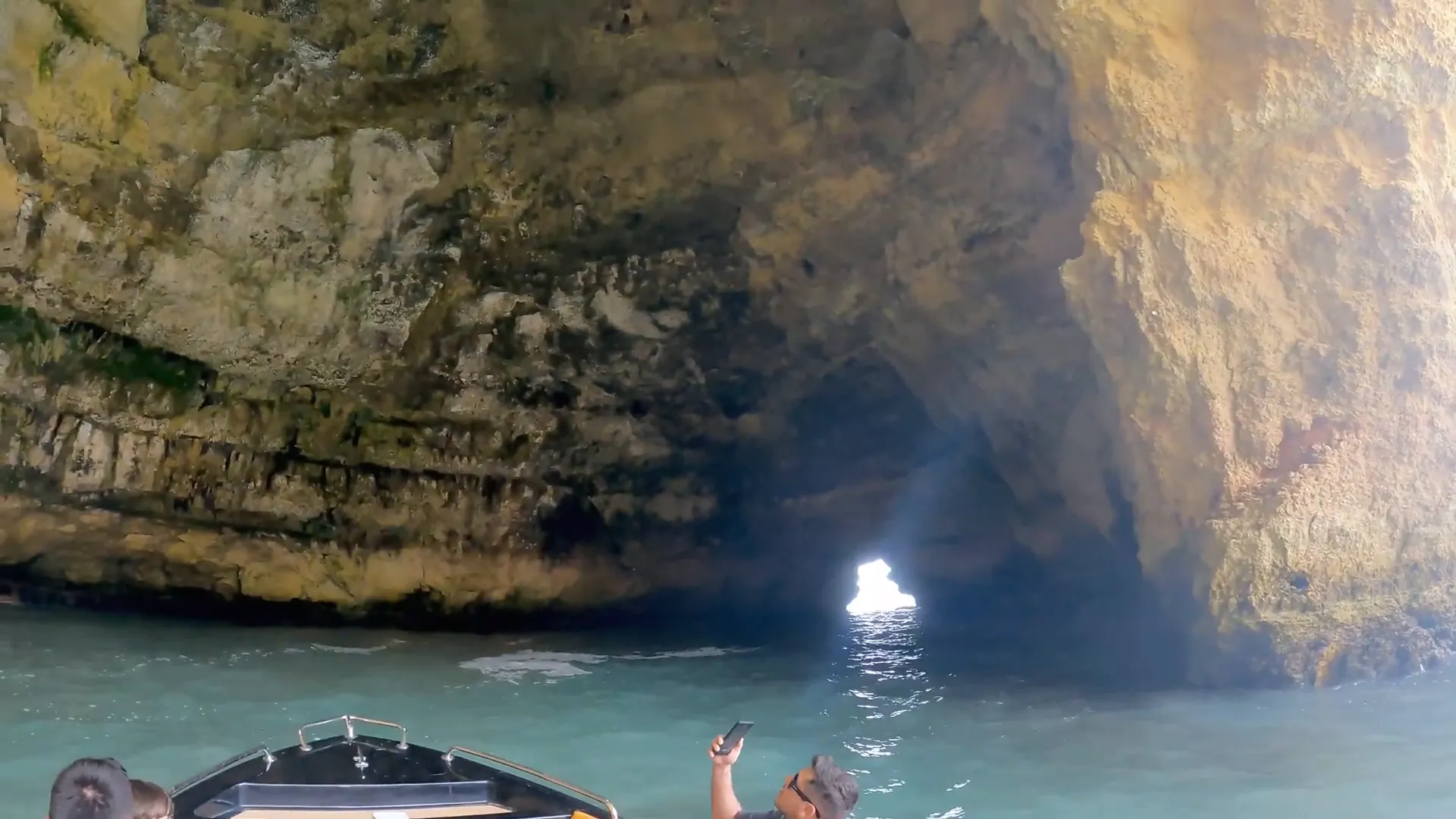Algarve | Carvoeiro, a maravilhosa praia de Portugal 6 Guia explicando pontos do passeio durante a lancha