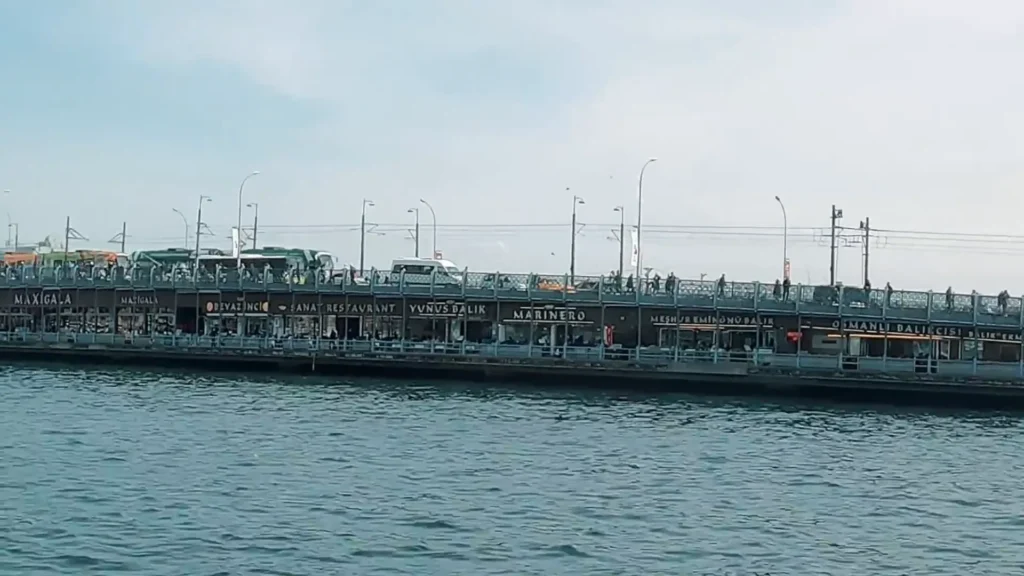 Pessoas pescando na ponte de Galata — cheiro de peixe e lanchonetes flutuantes. entre Europa e Ásia