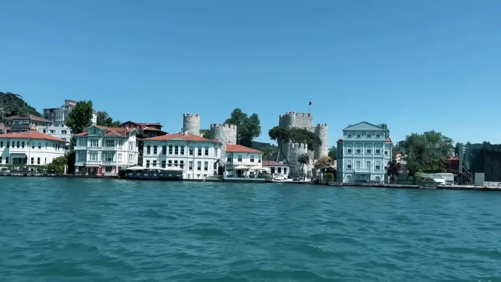 Mansões de madeira antigas margeando o Bósforo