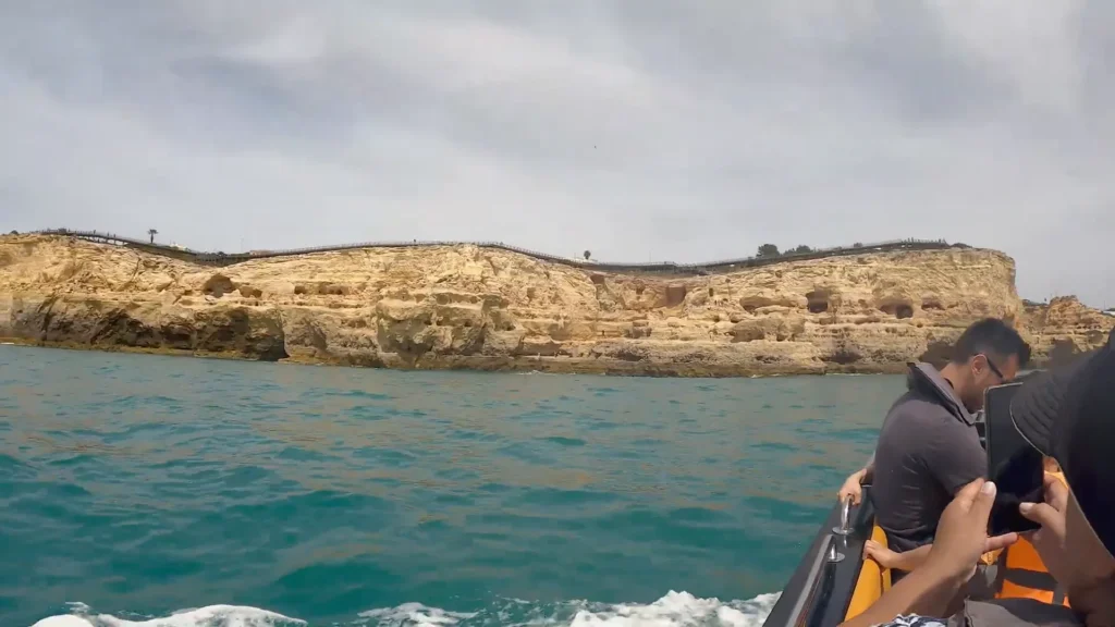 Algarve | Carvoeiro, a maravilhosa praia de Portugal 5 Lancha percorrendo o litoral, aproximando-se das grutas