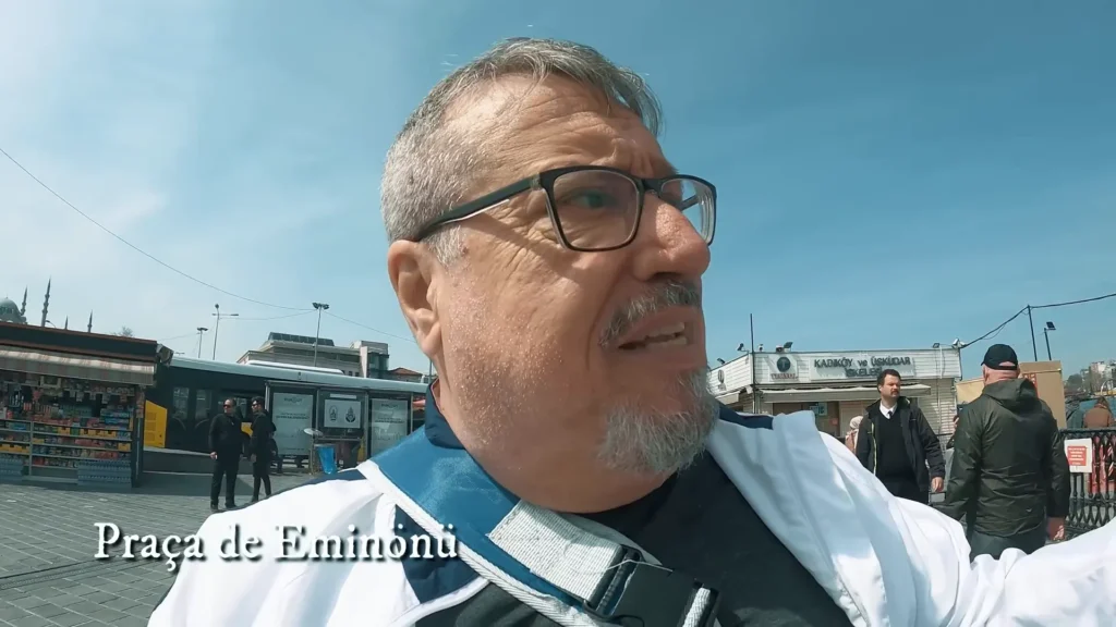 Ponto de partida do passeio — docas e barraquinhas com comidas típicas. entre Europa e Ásia