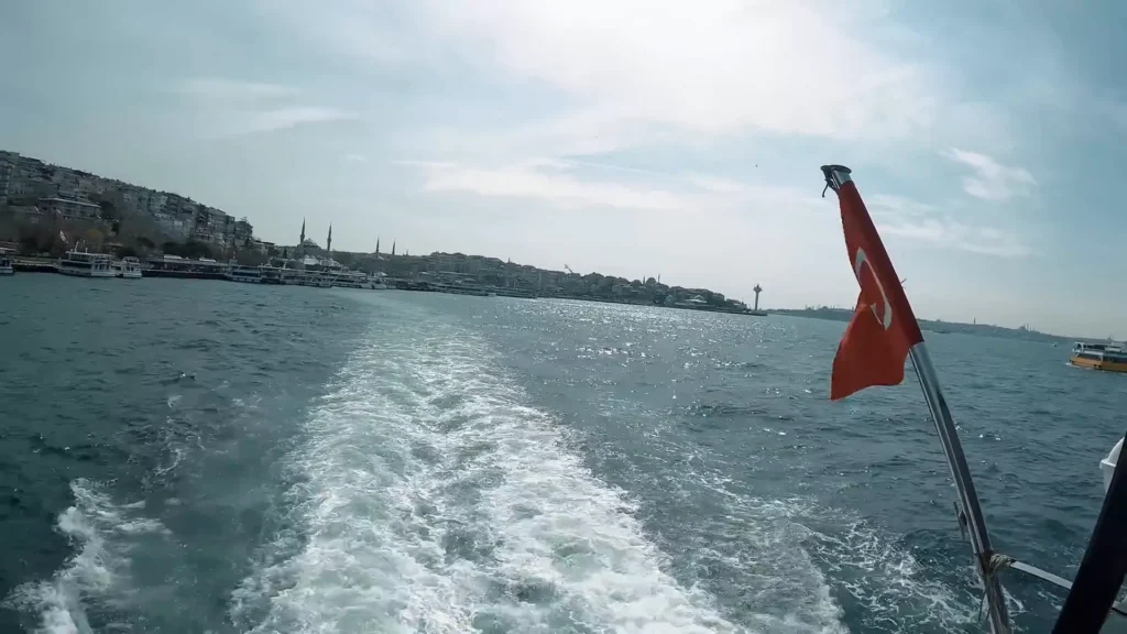 Barco retornando lentamente ao ponto de partida ao final do passeio