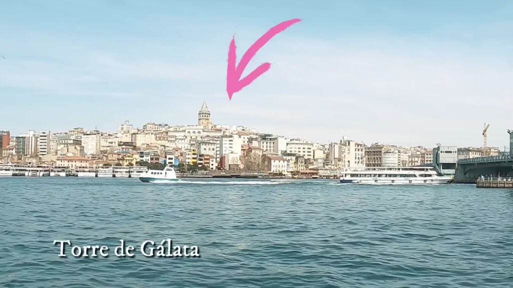Torre de Gálata apontando no horizonte enquanto o barco se aproxima