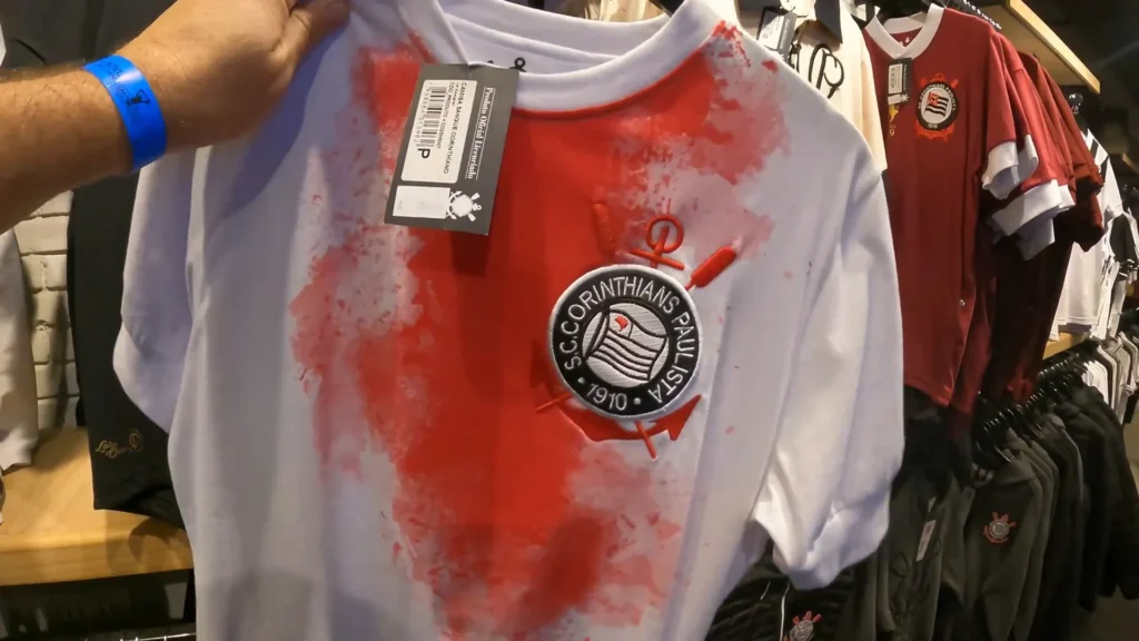 CORINTHIANS Neo Química Arena: Tour Completo pelo "Hospício" e Os Segredos da Casa do Povo 11 Réplica da camisa histórica do Zé Maria na loja