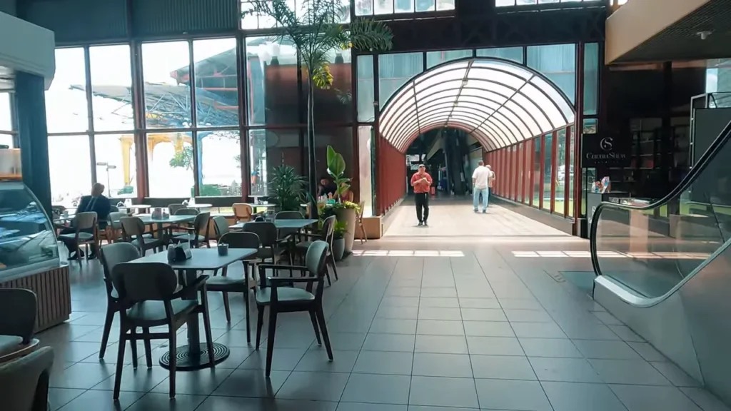 Interior do galpão da Estação das Docas com movimento de visitantes