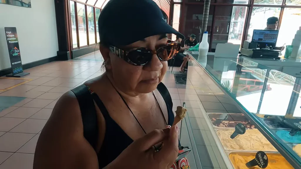 Pessoas experimentando sorvetes típicos na sorveteria Cairu