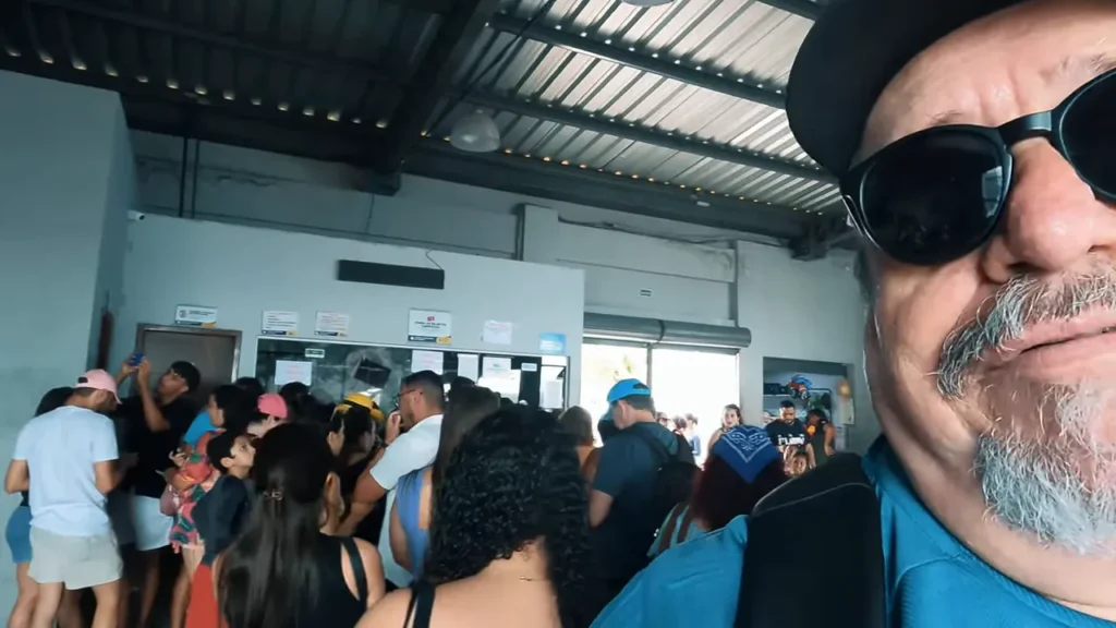 Fila no terminal hidroviário Rui Barata para embarque à Ilha do Combu Belém do Pará