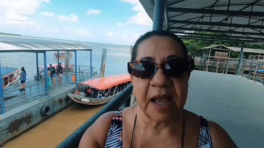 Passageiros embarcando em barco no terminal Rui Barata Belém do Pará