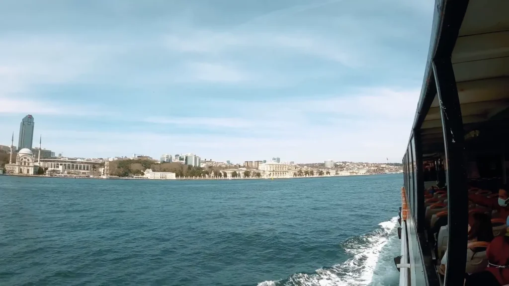 Fachada do Palácio Dolmabahçe vista do mar