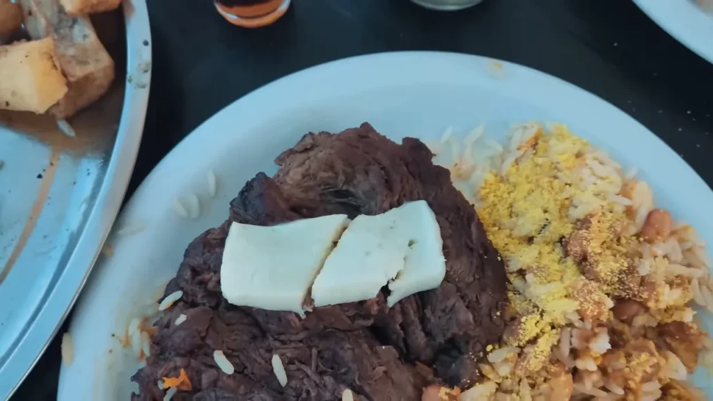 Prato típico com filé de búfalo, queijo marajoara, arroz e farofa na Ilha do Marajó