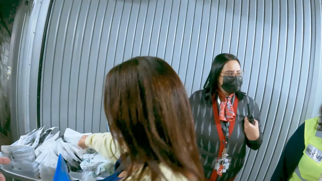 Entrada na aeronave e distribuição de kits