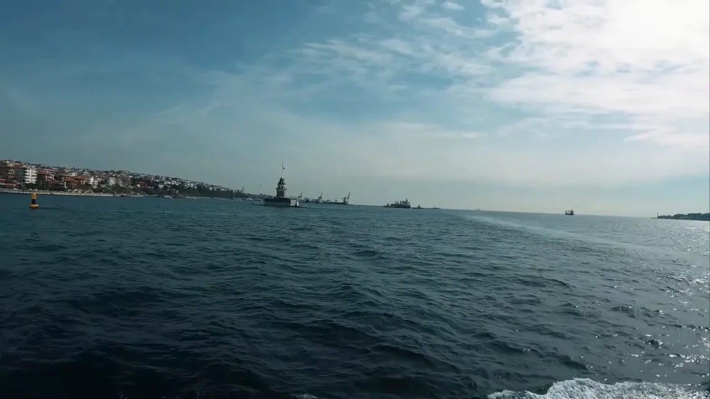 Torre da Donzela emergindo do azul do Bósforo