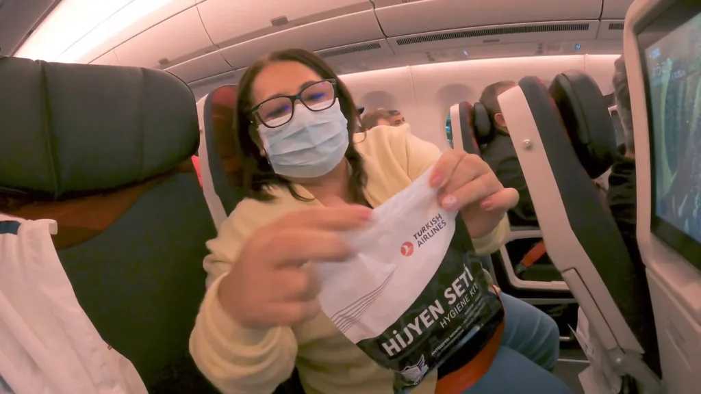 Abertura do kit de higiene recebido no embarque