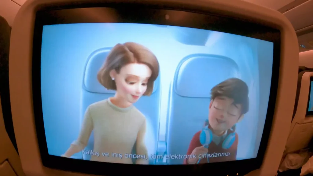 Vídeo de segurança e multimídia em turco e inglês na tela do encosto