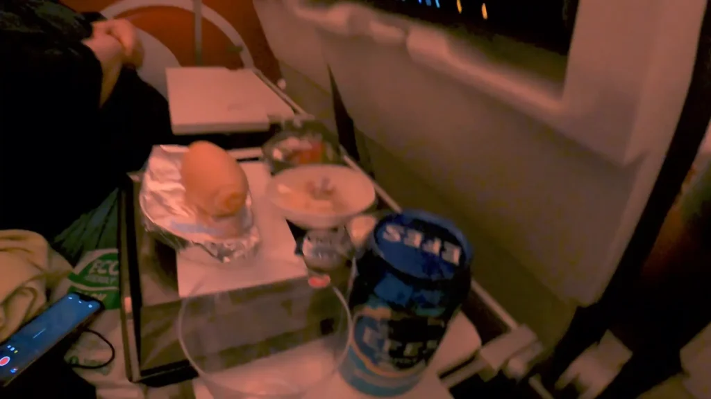 Refeição servida: sobremesa, salada Caesar e prato principal