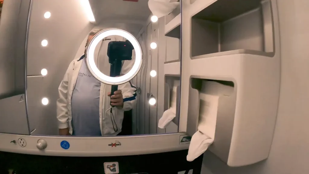 Refeição servida: sobremesa, salada Caesar e prato principal