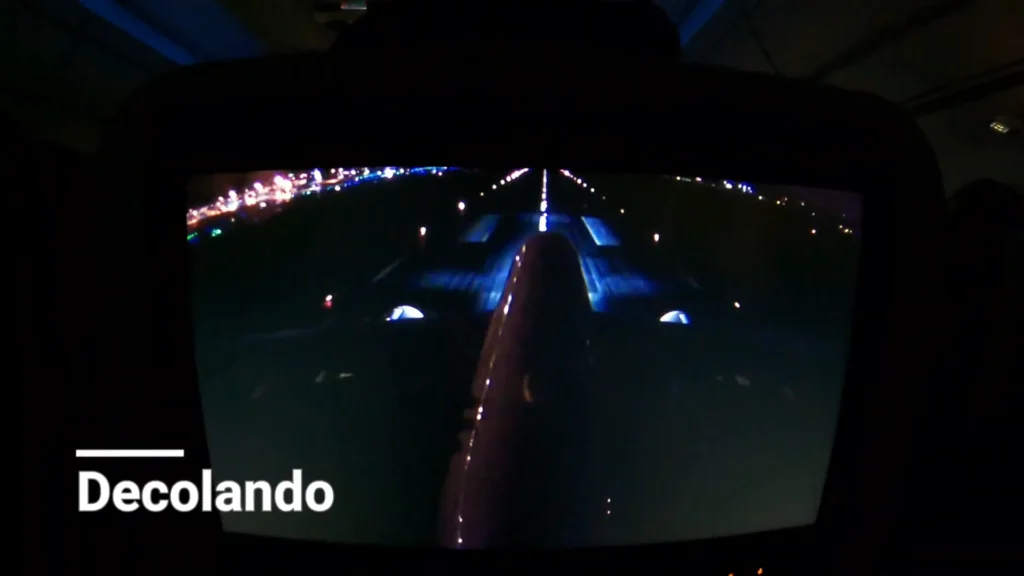 Tela exibindo imagens das câmeras externas do avião