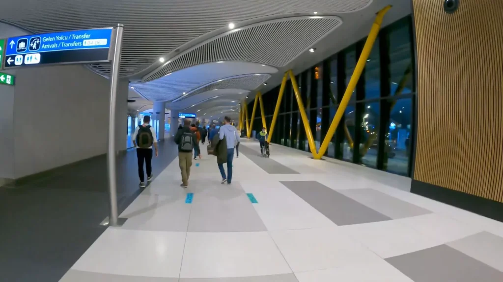 Chegada no aeroporto de Istambul e movimentação para imigração