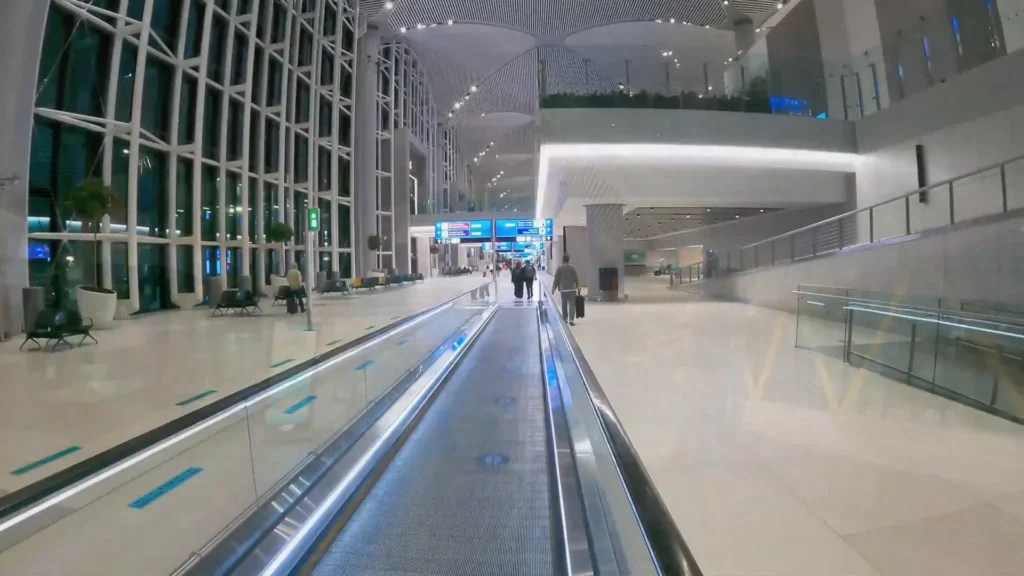 Chegando e caminhando pelo terminal do aeroporto de Istambul