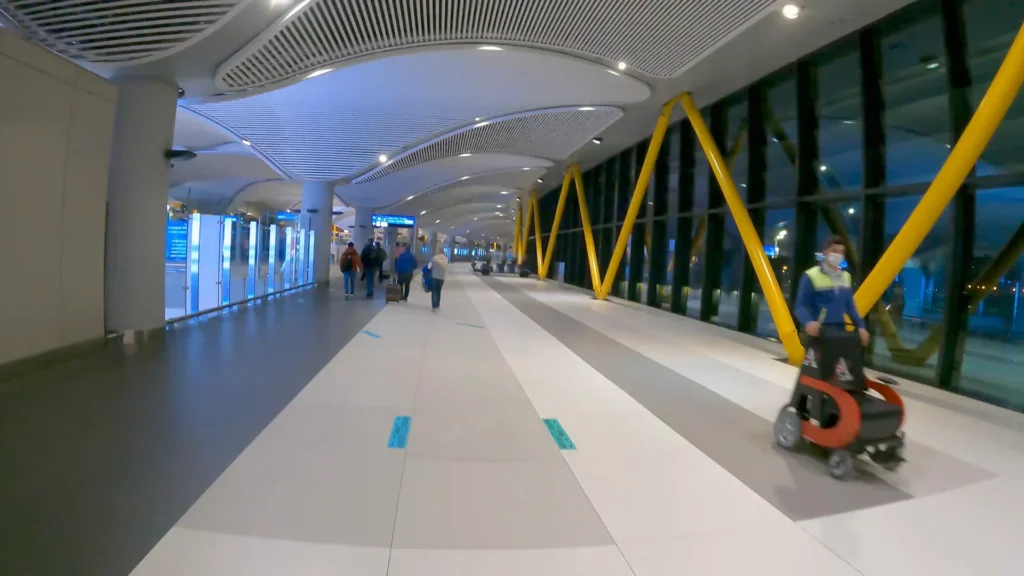 Seguindo a turma para pegar a bagagem e sair do aeroporto