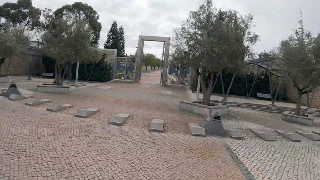 DE GRAÇA EM LISBOA: Guia Completo do Parque dos Poetas em Oeiras 1 Entrada principal do parque dos poetas com placas informativas
