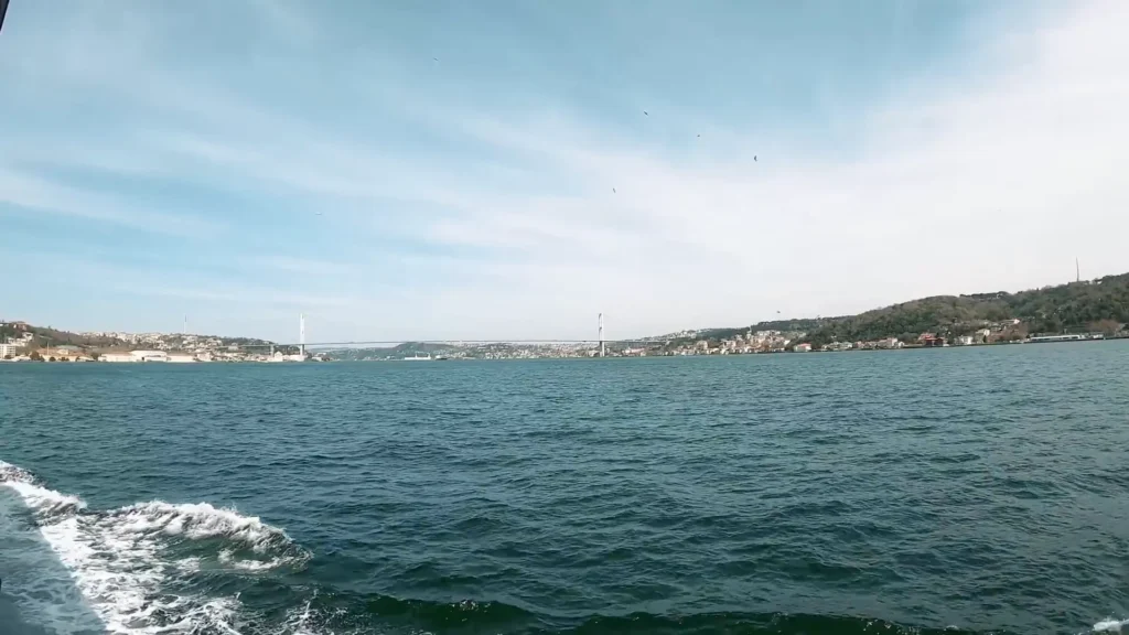 Barco passando por baixo da Ponte do Bósforo