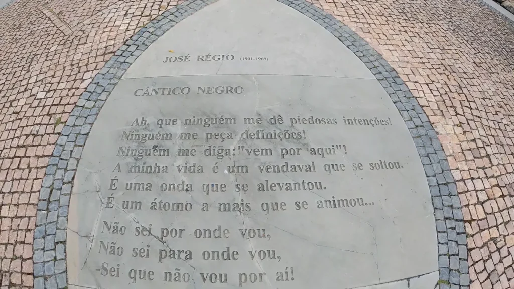 DE GRAÇA EM LISBOA: Guia Completo do Parque dos Poetas em Oeiras 4 Placa com poema de José Régio gravado no chão do parque dos poetas