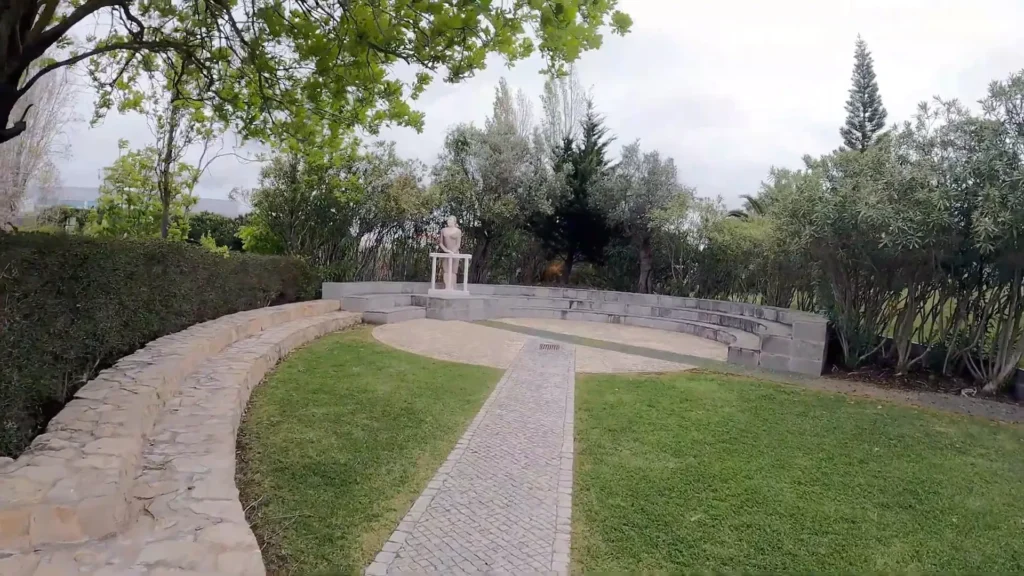 DE GRAÇA EM LISBOA: Guia Completo do Parque dos Poetas em Oeiras 5 Praça dedicada a Natália Correia com bancos e esculturas