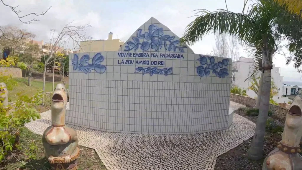 DE GRAÇA EM LISBOA: Guia Completo do Parque dos Poetas em Oeiras 6 Monumento a Manuel Bandeira no parque dos poetas