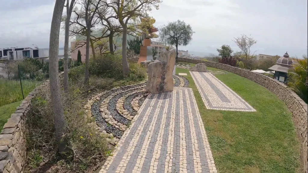 DE GRAÇA EM LISBOA: Guia Completo do Parque dos Poetas em Oeiras 7 Escultura moderna em homenagem a Carlos Drummond de Andrade