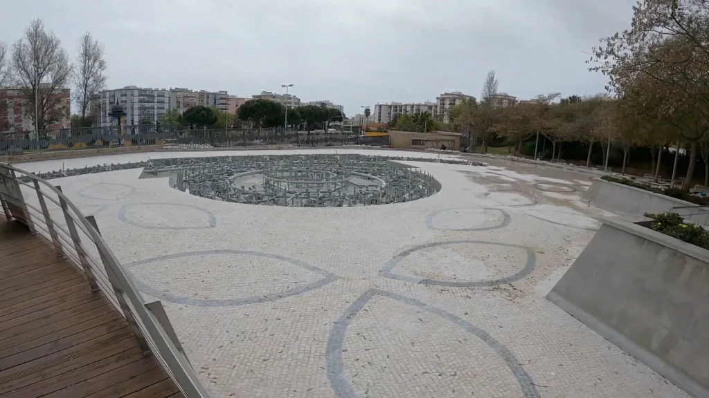 DE GRAÇA EM LISBOA: Guia Completo do Parque dos Poetas em Oeiras 8 Praça de Luís de Camões com chafariz e iluminação