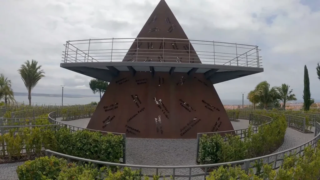 DE GRAÇA EM LISBOA: Guia Completo do Parque dos Poetas em Oeiras 9 Labirinto de chapas de ferro com nomes de poetas no parque dos poetas