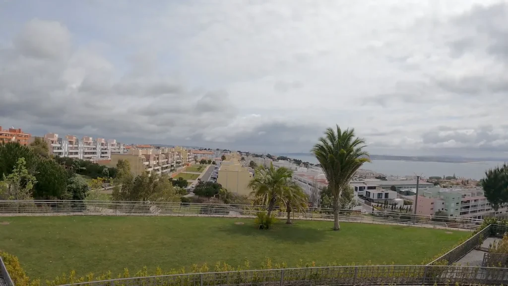DE GRAÇA EM LISBOA: Guia Completo do Parque dos Poetas em Oeiras 10 Vista da ponte 25 de Abril a partir do mirante do parque dos poetas