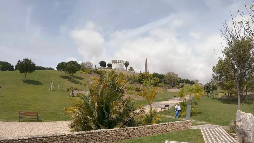 DE GRAÇA EM LISBOA: Guia Completo do Parque dos Poetas em Oeiras 11 Caminho interno do parque dos poetas com sinalização e vegetação